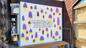 店名が描かれたかわいらしい店舗