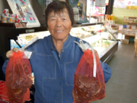 【出品者さんピックアップ】「袋のままゆでた後、お味噌で味付けして食べてください」　海通りの砂田フサ子さん。