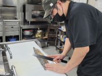 【スタッフ紹介】「お客様はもちろんですが、生産者さんも私たちもスタッフも幸せな気分になれる料理をお出ししています」吉満店長